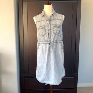 Sleeveless jean collared dress with side pockets